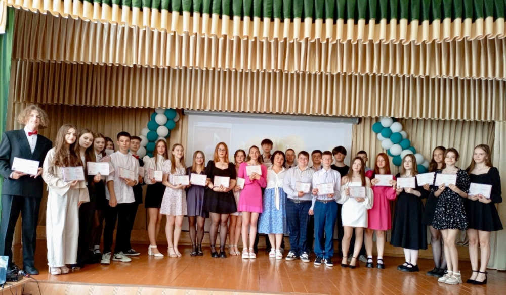 В Унече выпускникам 9 классов вручили аттестаты