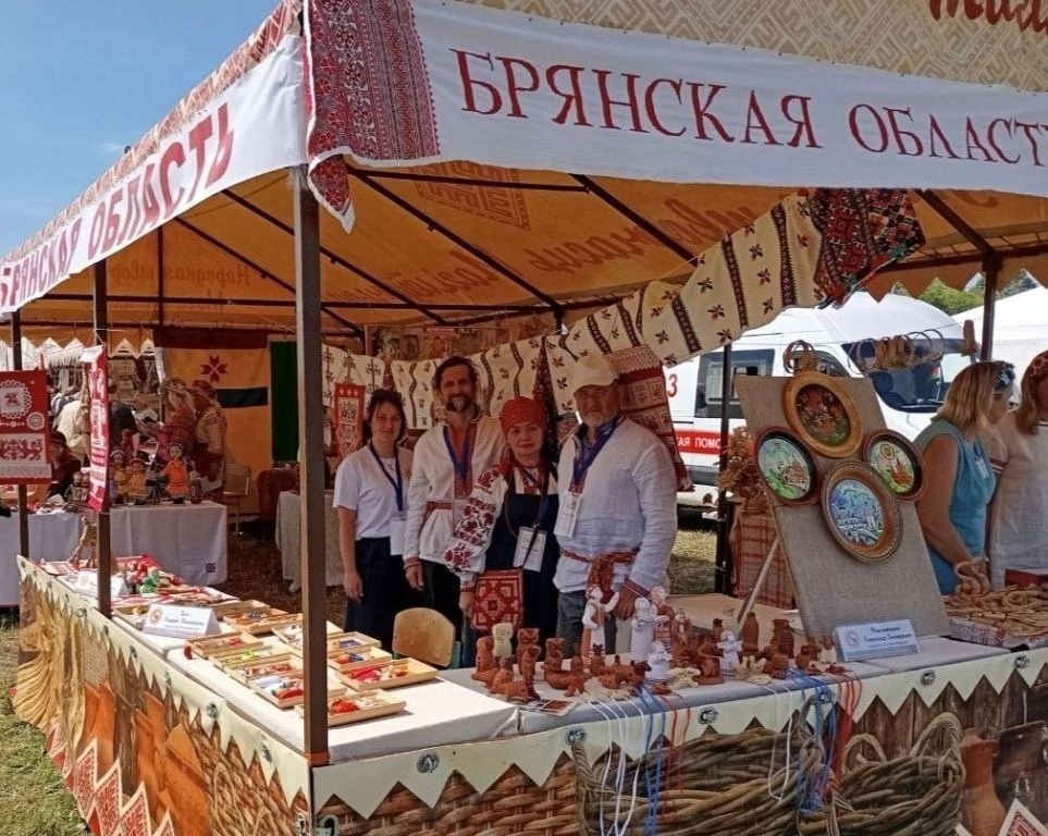 Народный мастер из Унечского района принял участие в Фестивале «Александрия собирает друзей» в Республике Беларусь