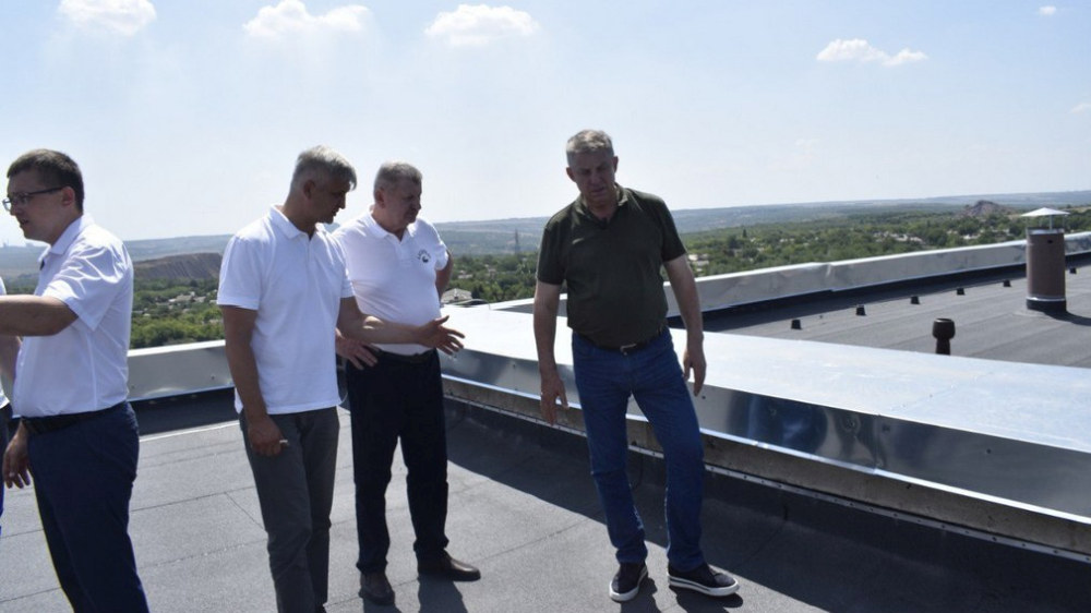 Брянские рабочие в луганской Брянке полностью заменят кровли 34 многоквартирных домов