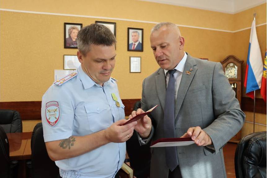 Спикер Брянской облдумы вручил памятную медаль начальнику УГИБДД