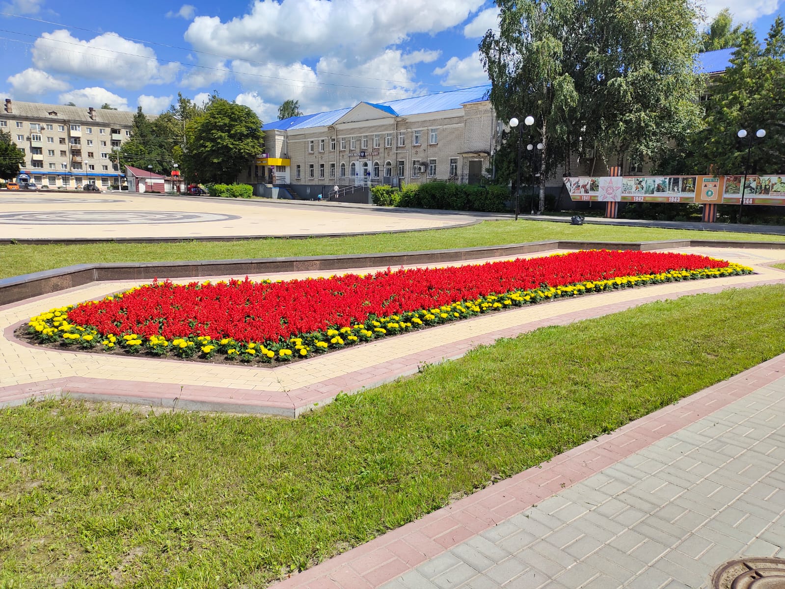 Унечу украсили более 80 тысяч цветов