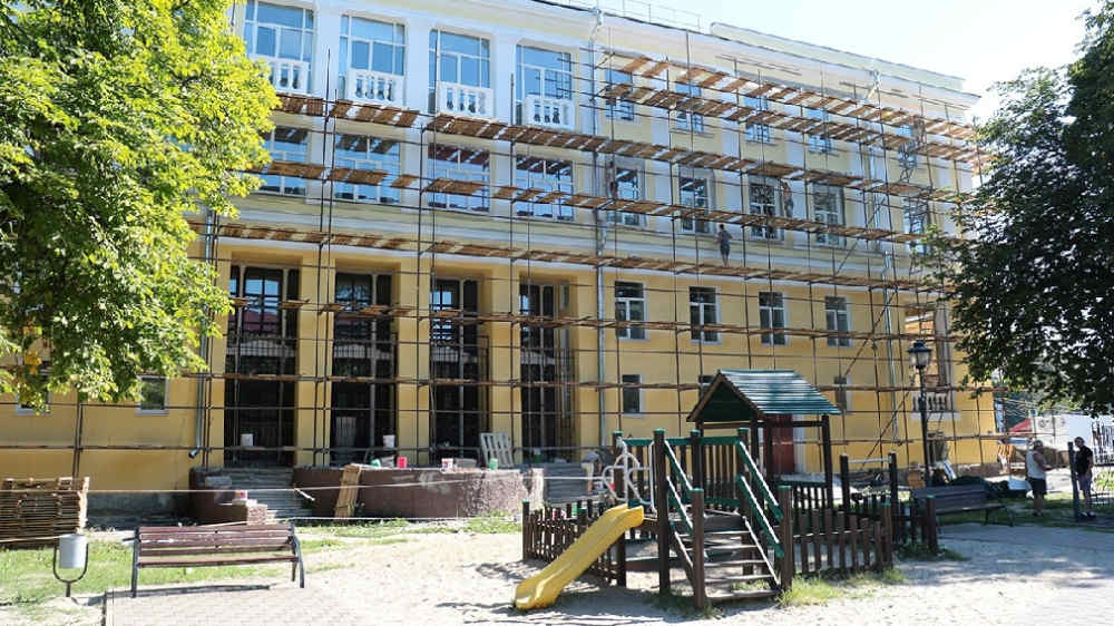 В Брянске ДК Железнодорожников облицуют уральским гранитом