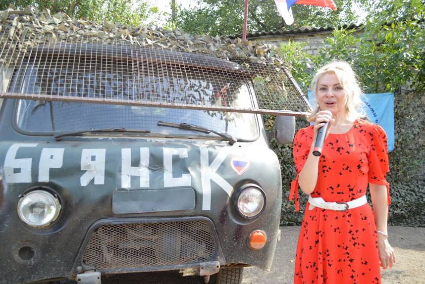 Брянская певица Сергия Шамбер передала оборудование для участников СВО