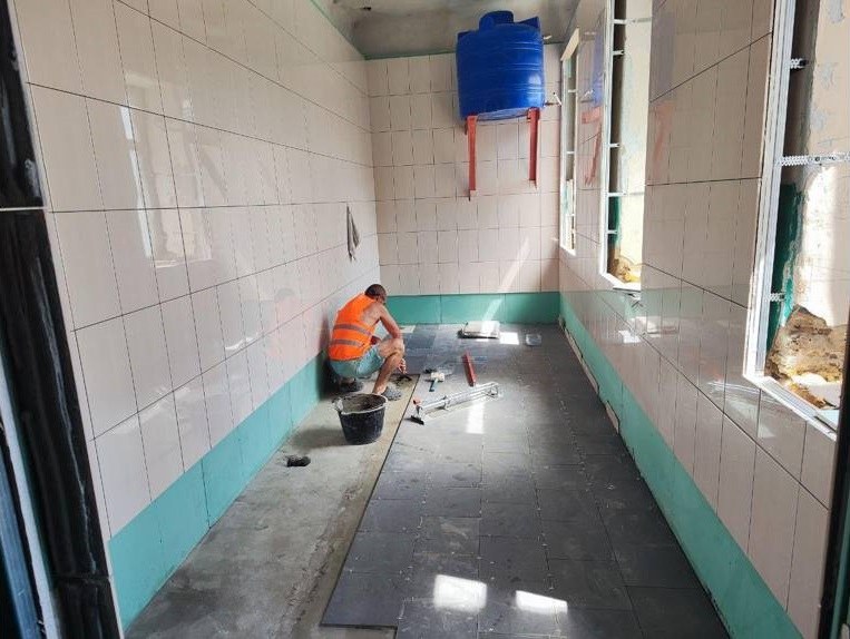 Брянские специалисты ремонтируют школы в подшефной Брянке ЛНР