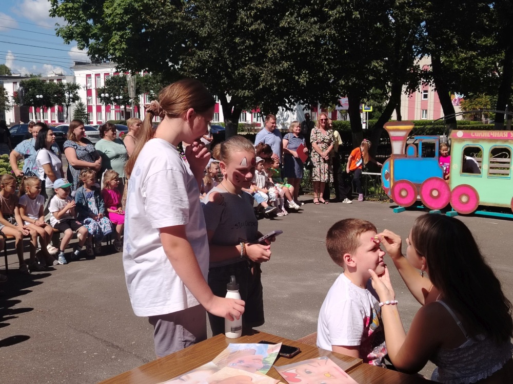 Детская библиотека провела яркий семейный праздник «Яркий город — моя Унеча»