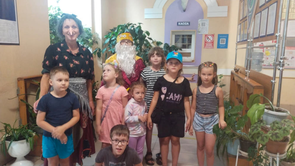 В Унече в клубе им. 1 Мая детское театрализованное игровое представление » Дед Мороз и лето»