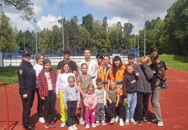 Сотрудники ЛПП на железнодорожной станции Клинцы Брянского ЛО МВД России на транспорте приняли участие в акции «Зарядка со стражем порядка».