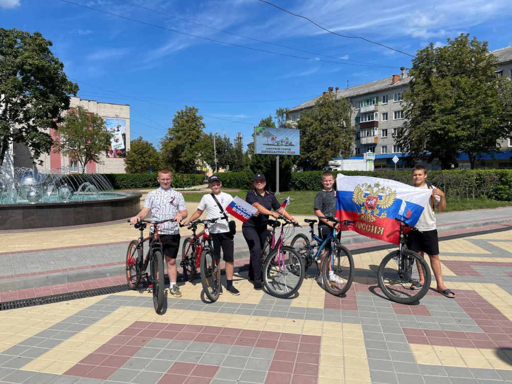 Транспортные полицейские линейного отдела полиции на станции Унеча провели патриотическую акцию «Флаг России – наша гордость»