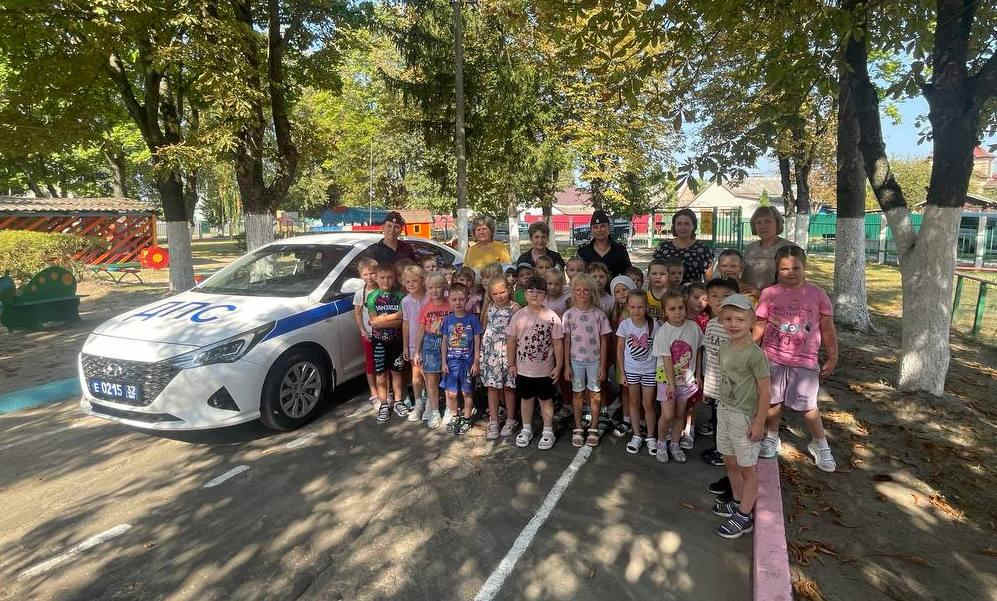 В Унече для воспитанников д/с «Звездочка» провели профилактическое мероприятие «Безопасное движение»