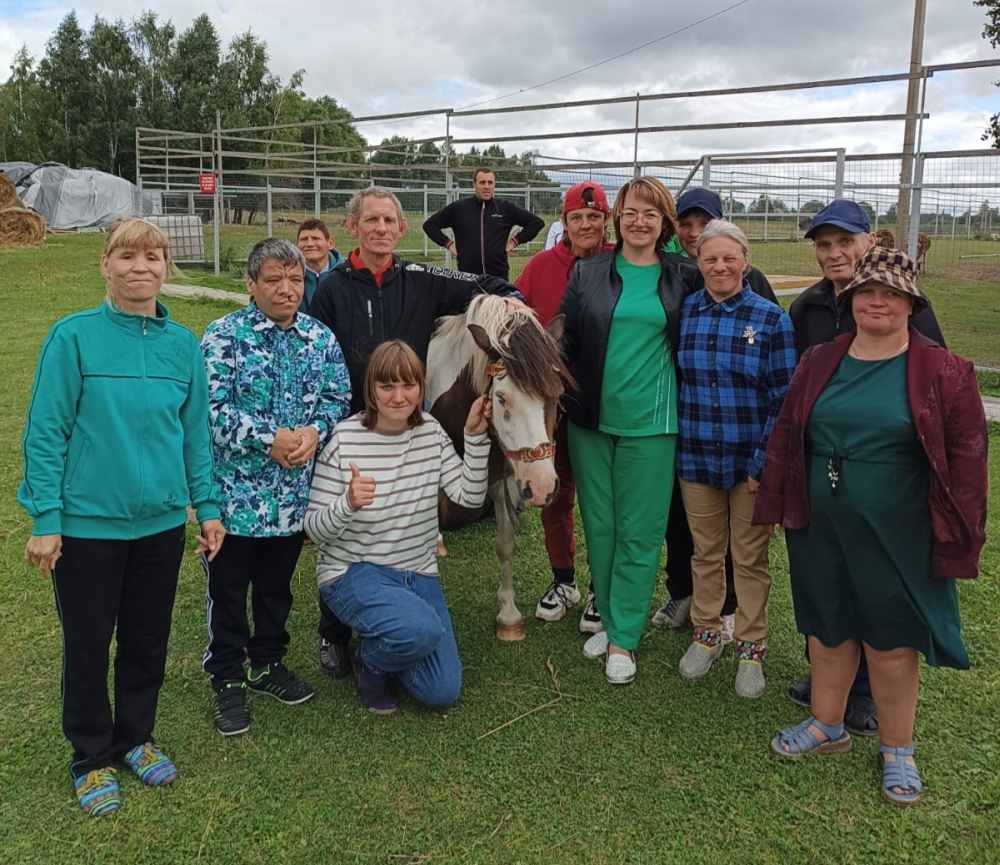 В Унечском районе подопечные дома-интерната г. Клинцы посетили этнокомплекс «Брянское подворье»