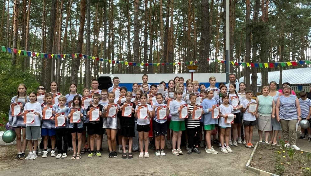 В Унече в детском оздоровительном лагере «Ручеёк» передали эстафету завершающей летний отдых 3-й смене