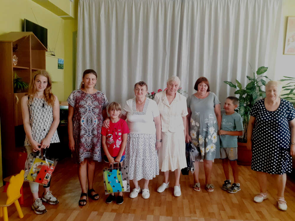 Серебряные волонтеры г. Унеча вручили будущим первоклассникам наборы к 1 сентября