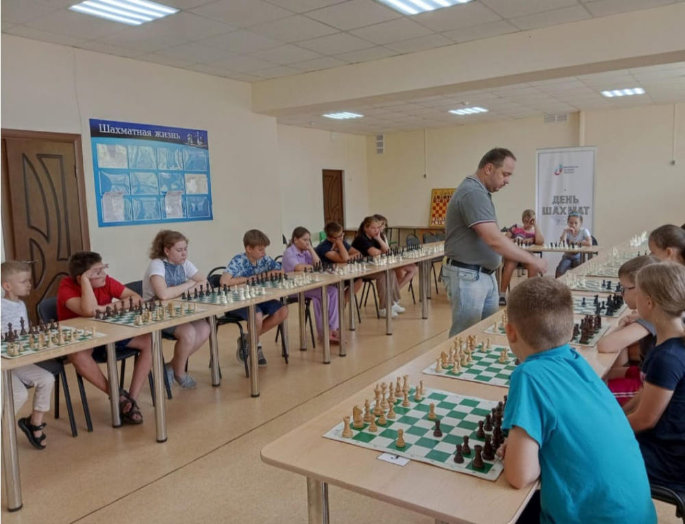 В Унечском районе состоялась серия сеансов одновременной игры по шахматам в рамках Всероссийской акции «100 сеансов в 100 городах России»