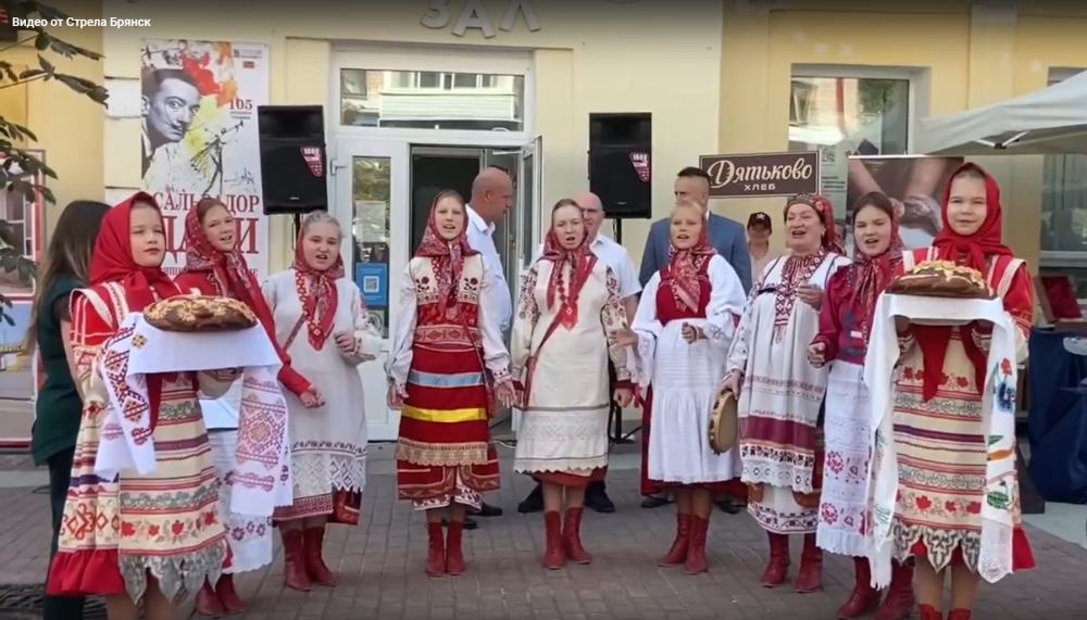 В Брянске Дятьковский район и Жуковский округ представили свои экспозиции на Днях муниципалитетов