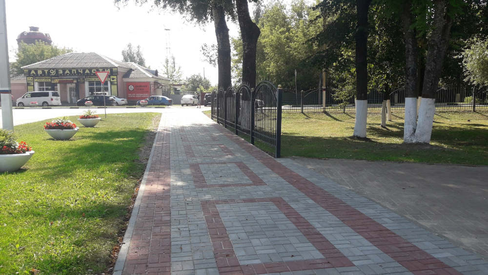 В Унече продолжается ремонт тротуаров