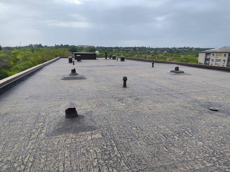 Специалисты из Брянщины отремонтировали кровлю хирургического корпуса больницы г. Брянка