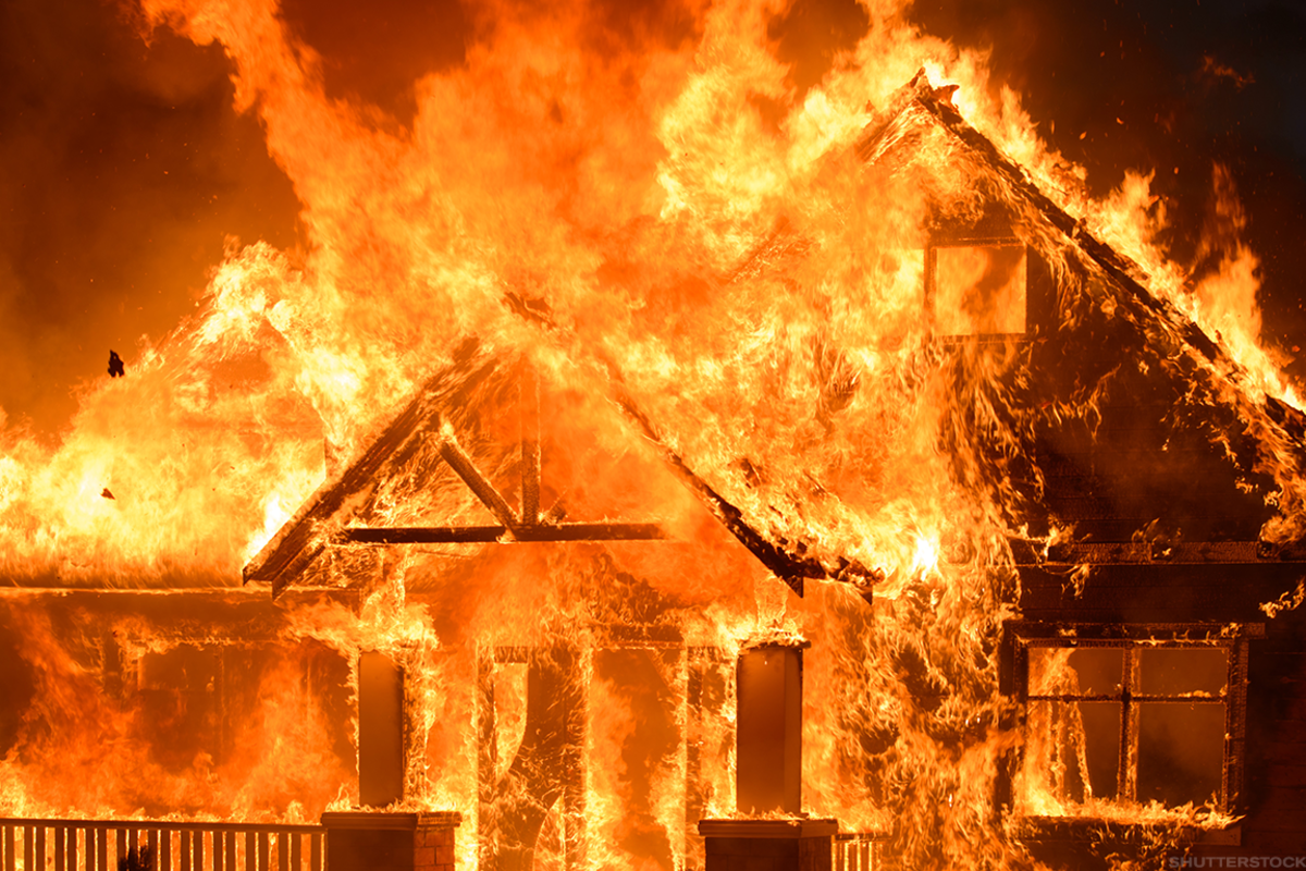 В Унече огонь уничтожил жилой дом