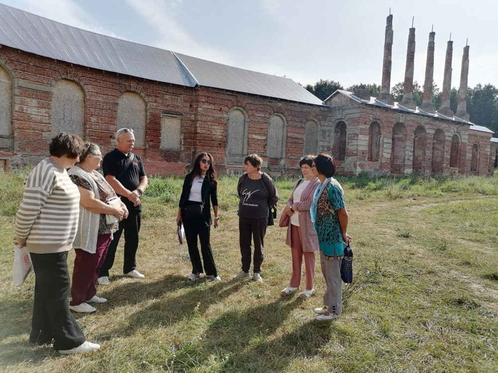 Сотрудники унечского краеведческого музея и подопечные унечского отделения фонда «Защитники Отечества» посетили усадьбу П.В.Завадовского в Ляличах
