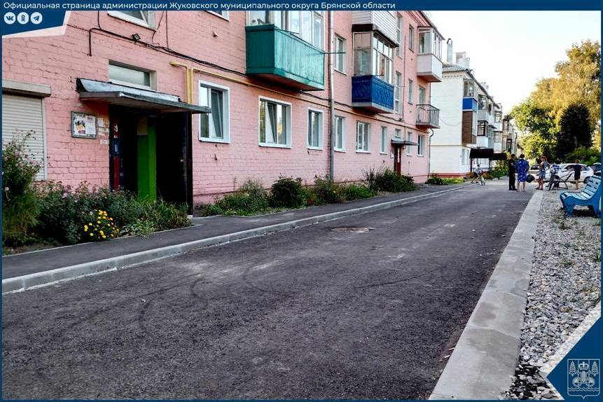 В Жуковке Брянской области по программе «Комфортная городская среда» обновили 10 дворов