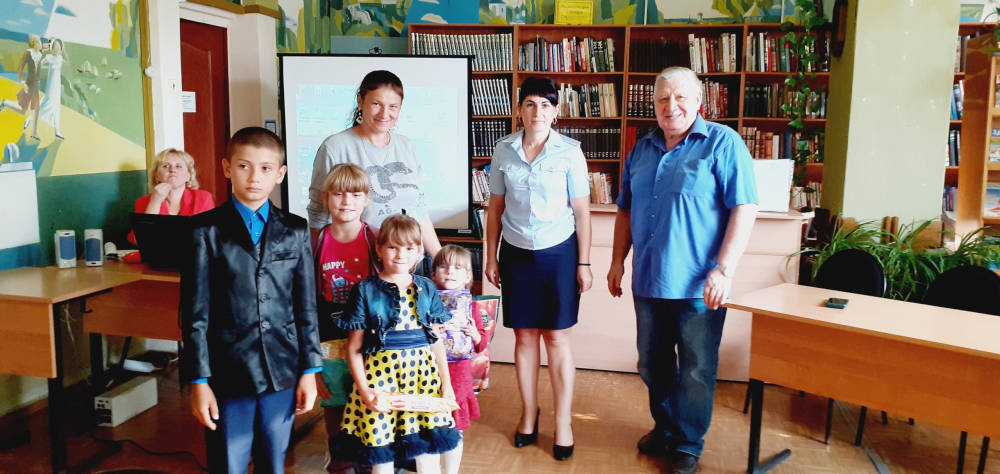 В МЦБ города Унеча прошло благотворительное мероприятие «Передай добро по кругу»