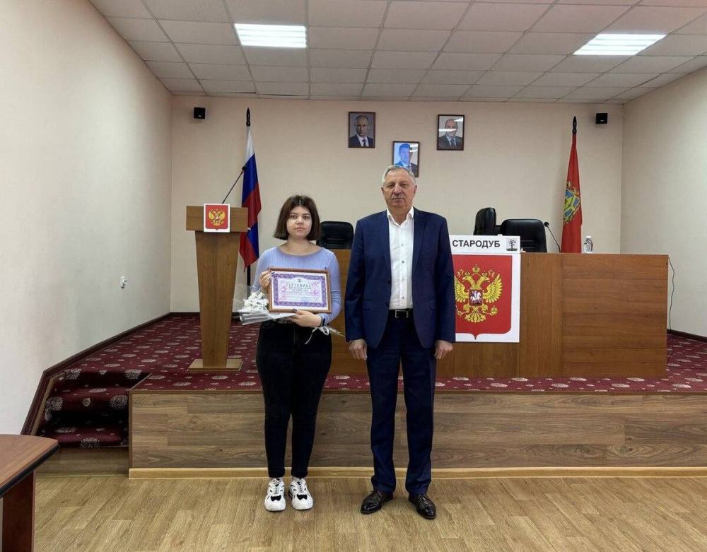 В Стародубе сироте вручили сертификат на приобретение благоустроенного жилья