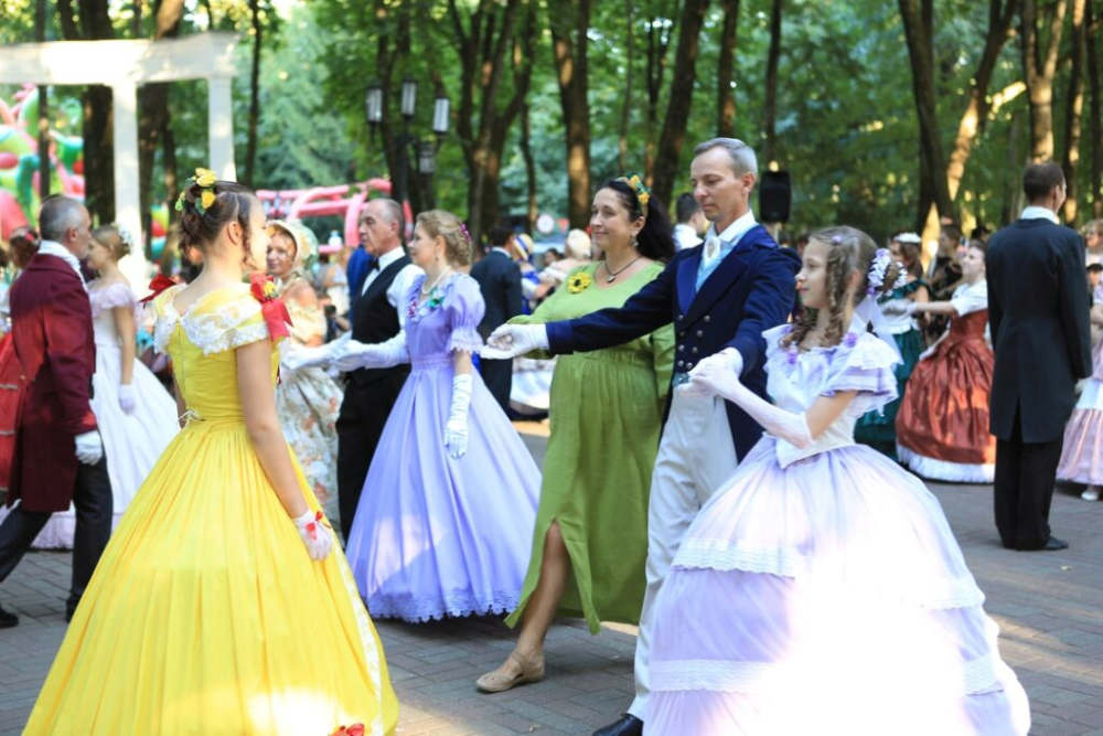 В Брянске прошёл Толстовский бал