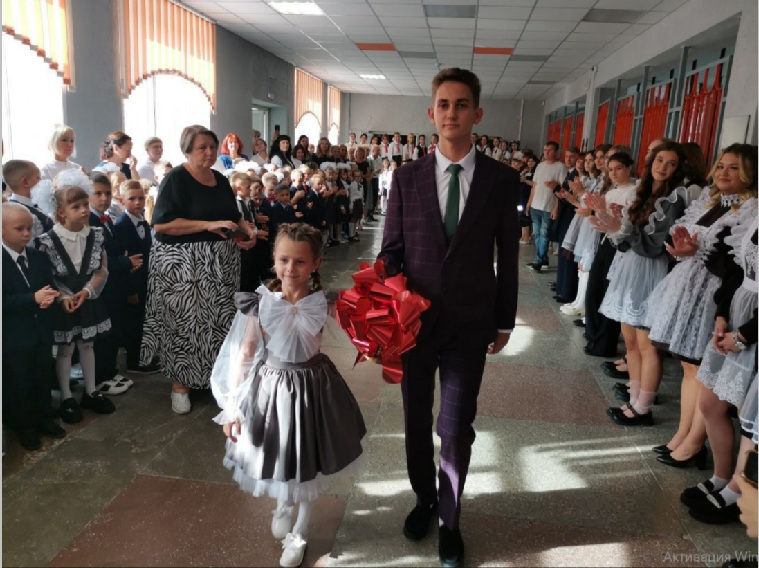 В клинцовской школе №9 имени Андрея Карлова звонок прозвенел для 112 первоклашек