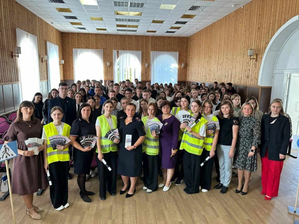 В Брянской области транспортные полицейские встретились со студентами в рамках месячника «Уступи дорогу поездам!»