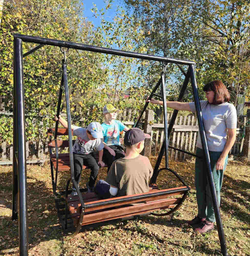 Друзья-волонтеры обустроили территорию в социальном приюте Унечского района