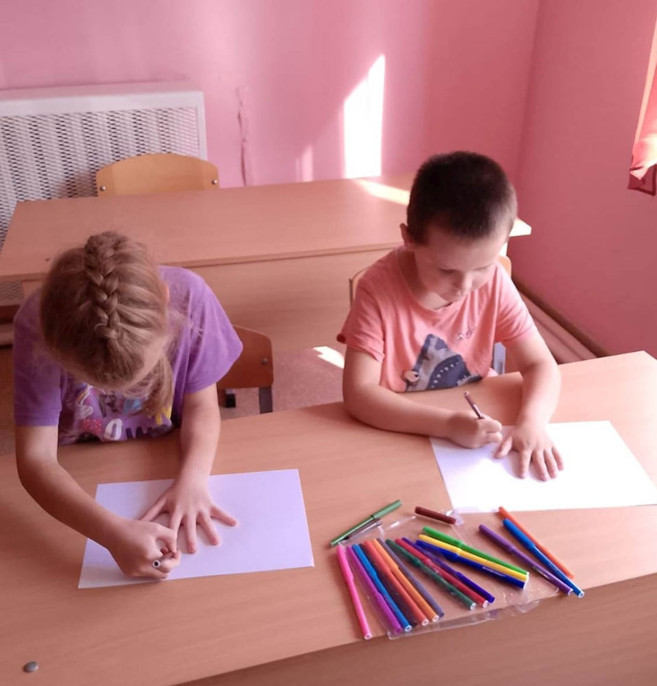 В социальном приюте для детей и подростков Унечского района провели мероприятие «Волшебная картина из ладошек»