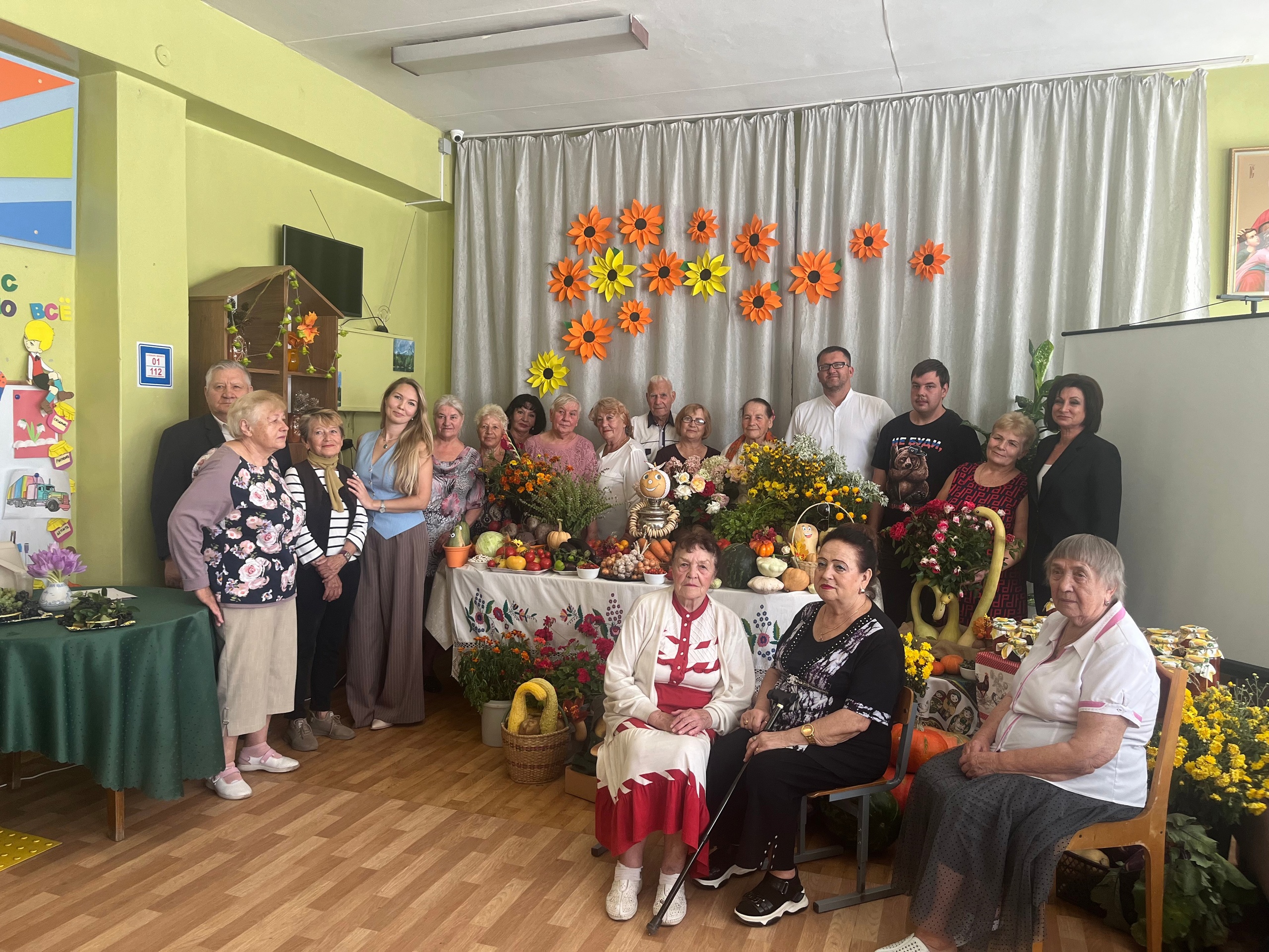 В Унече прошла традиционная ярмарка урожая с участием людей серебряного возраста