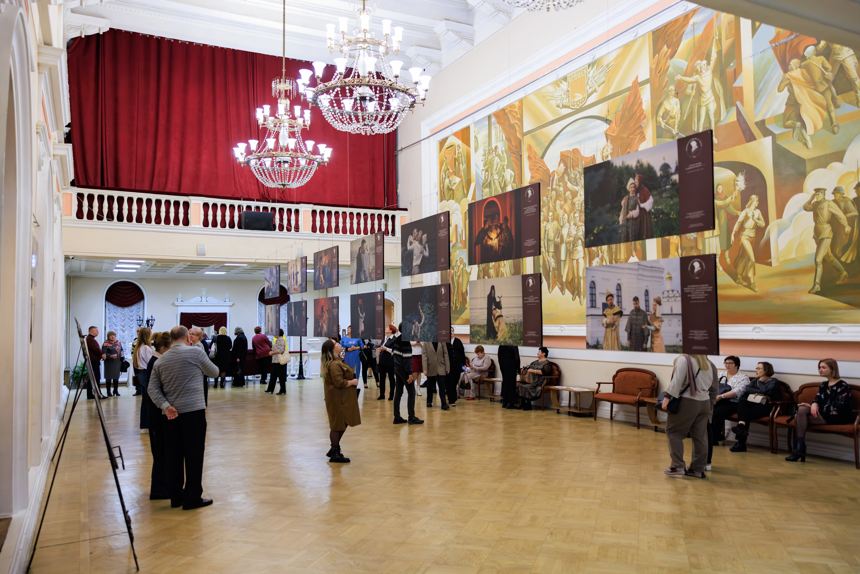 В Брянском драмтеатре открылась фотовыставка «Актеры в образах персонажей А. К. Толстого»