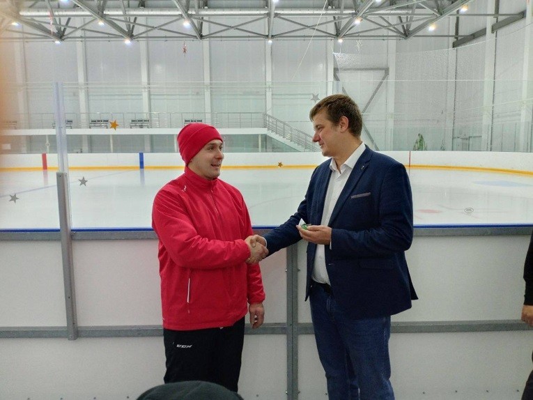 В Брянской области Тренер по хоккею Владислав Щербин из п. Климово получил квартиру