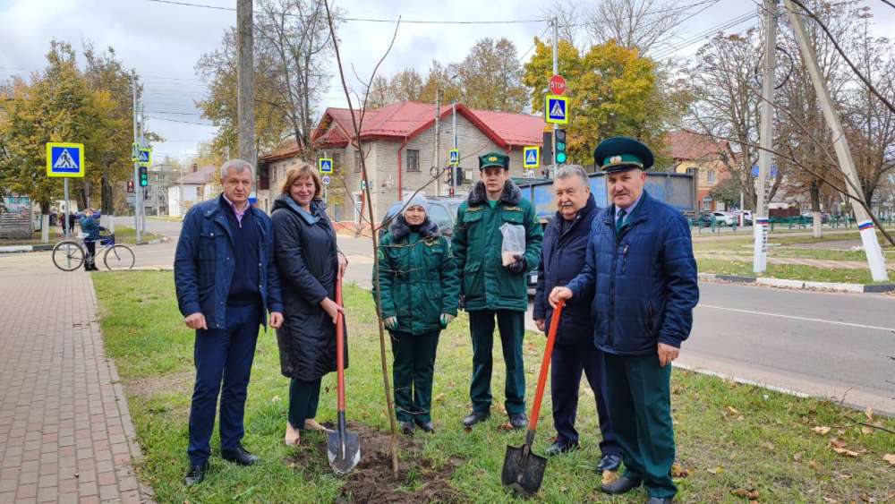 В Унече посадили аллею в честь Отцов