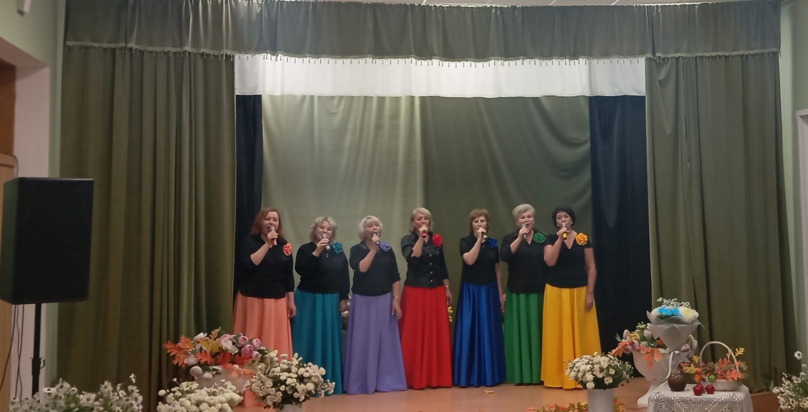 Солисты клуба имени 1 Мая подарили унечанам волшебное «Путешествие в осень»