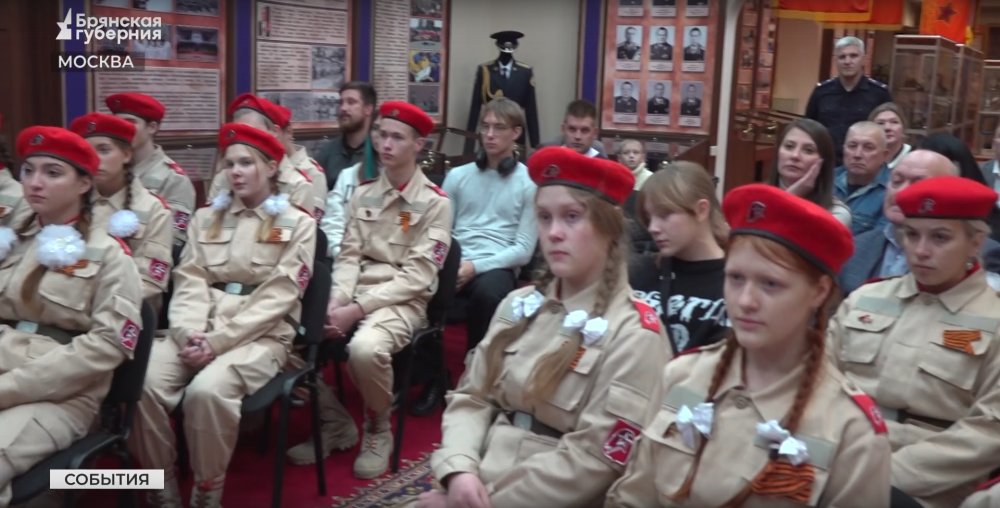 Брянские юнармейцы побывали на уроке мужества в кремлевском полку