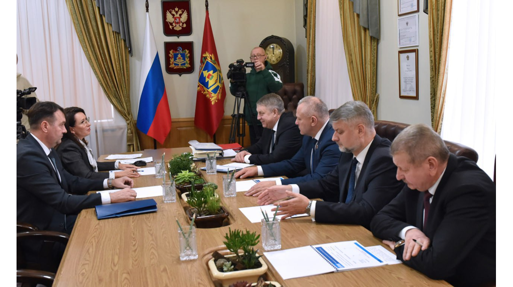 Губернатор Александр Богомаз обсудил вопросы по модернизации уличного освещения в Клинцах