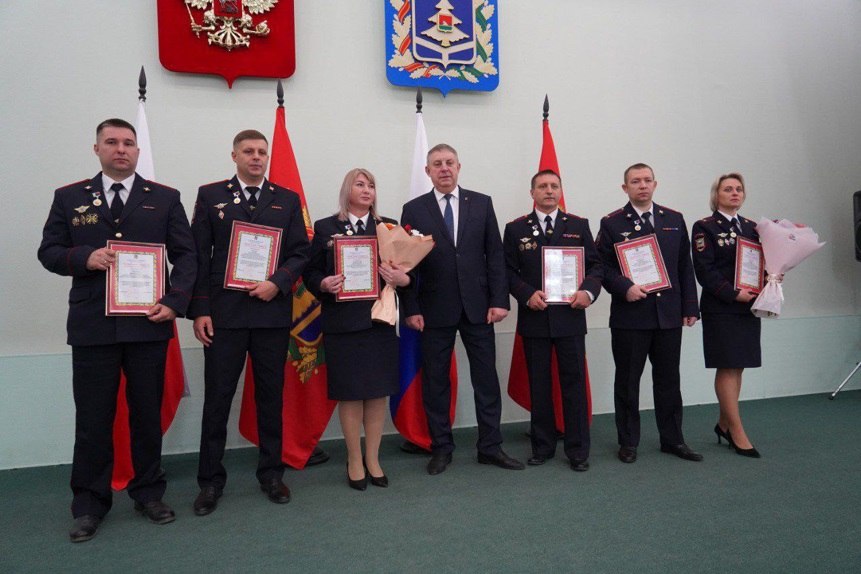 Губернатор Александр Богомаз наградил отличившихся сотрудников полиции