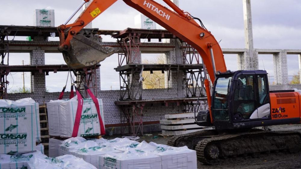 Губернатор Александр Богомаз проинспектировал строительство спорткомплекса в Супонево