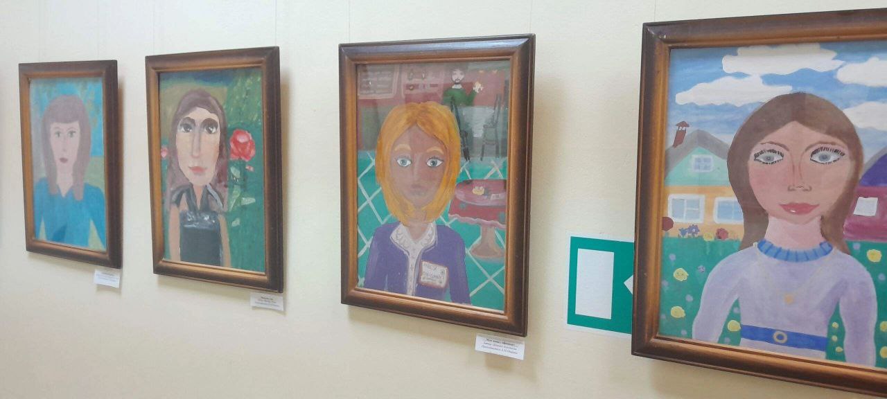 В Унечской картинной галерее открылись выставки, посвящённые Дню матери