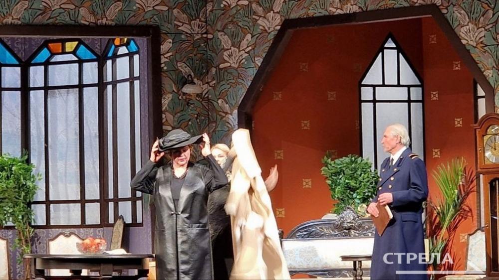 Актеры МХАТ им. М. Горького представили брянской публике спектакль «Васса Железнова»