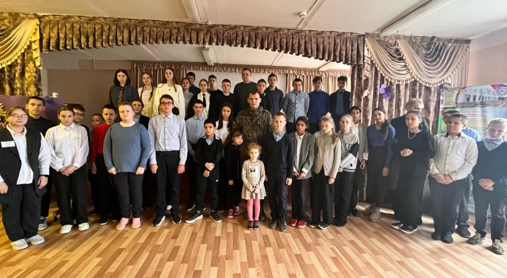 В Унечском районе школьники села Павловка встретились с участником СВО