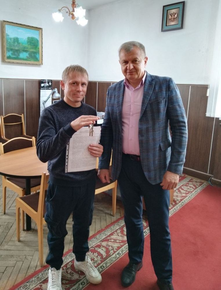 В администрации Унечского района вручили сиротам ключи от новых квартир