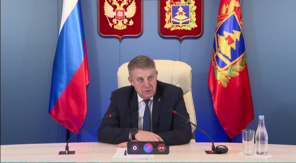 Александр Богомаз: задача на сегодня – достроить ледовые дворцы и бассейны