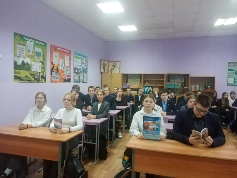 В Унече для учащихся школы №4 провели патриотический час «Герои СВО — наши земляки»