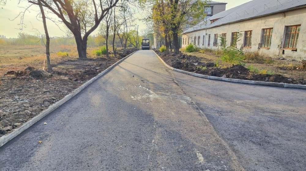 Брянские специалисты продолжают укладывать асфальт на территории больницы Брянки