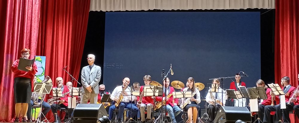 В Унече в клубе им. 1 Мая прошел отчётный концерт духового оркестра «Мажор»