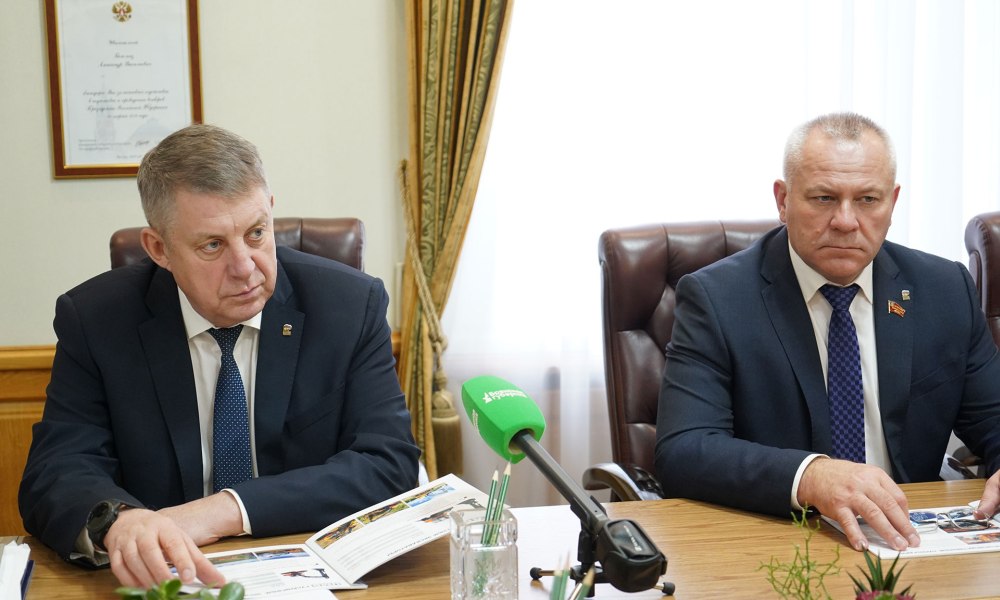 Губернатор Александр Богомаз встретился с генеральным директором ООО «Строительно-дорожные машины»