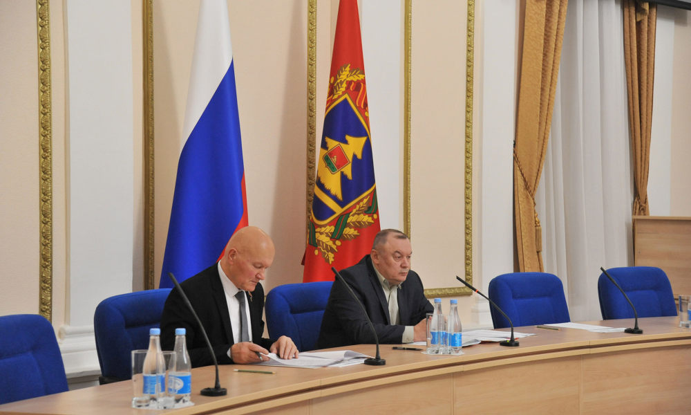 В Правительстве Брянской области обсудили подготовку спорта и отдыха детей на новогодних каникулах