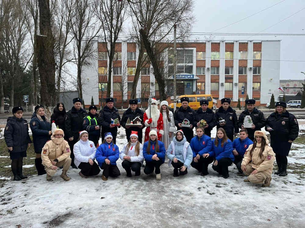 В Унече активисты «Движения первых» поздравили полицейских с наступающим Новым годом